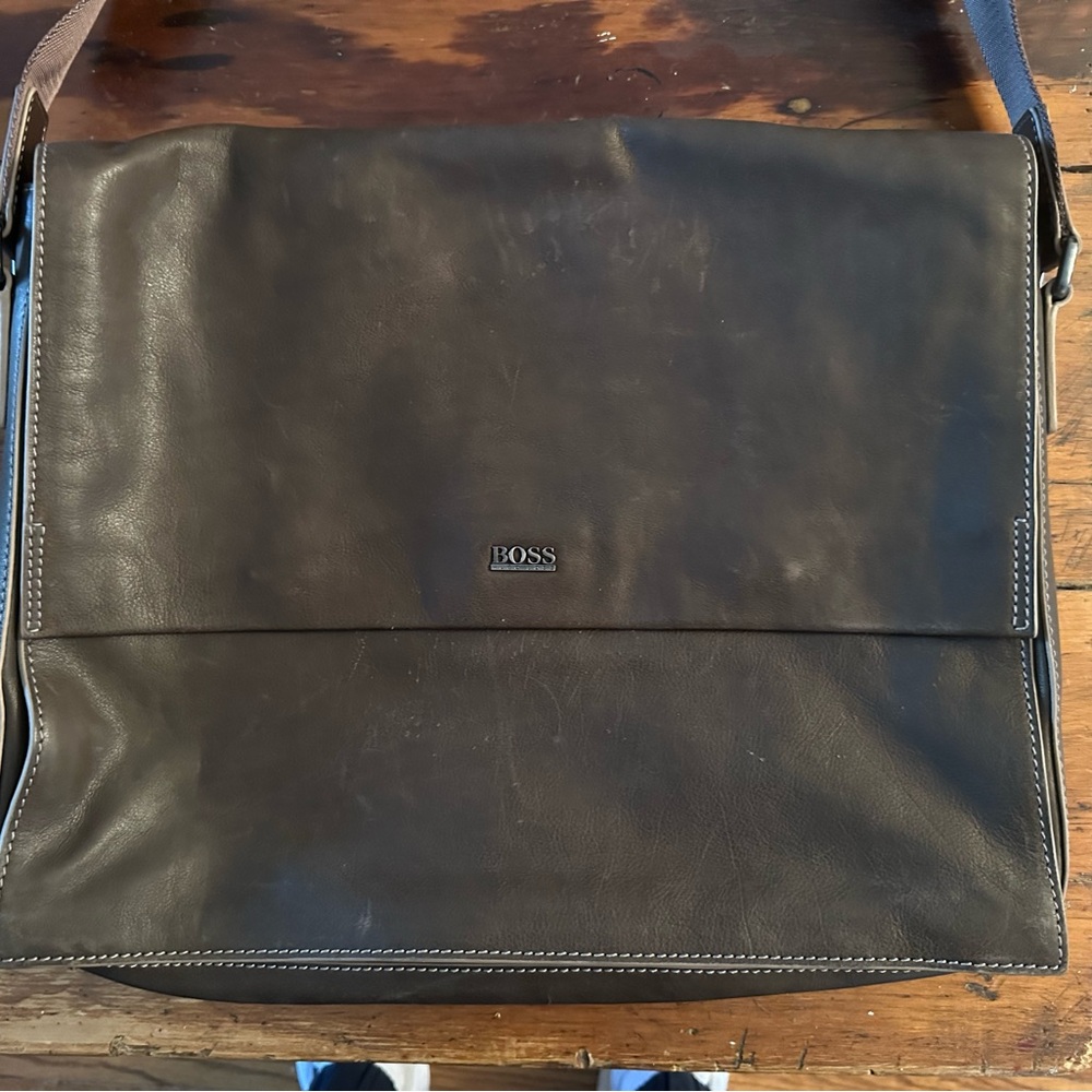 Sleek Black Leather Messenger Bag with Adjustable Strap and Spacious Interior